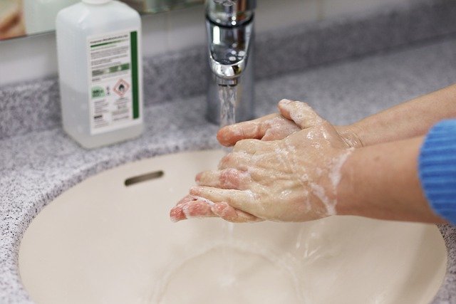En mand vasker hænder