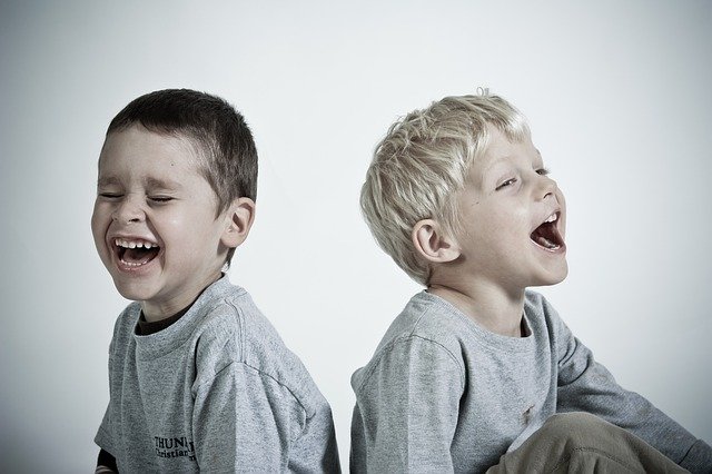 To drenge griner